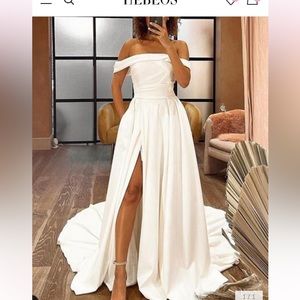 Never worn off the shoulder wedding dress! Size 8!